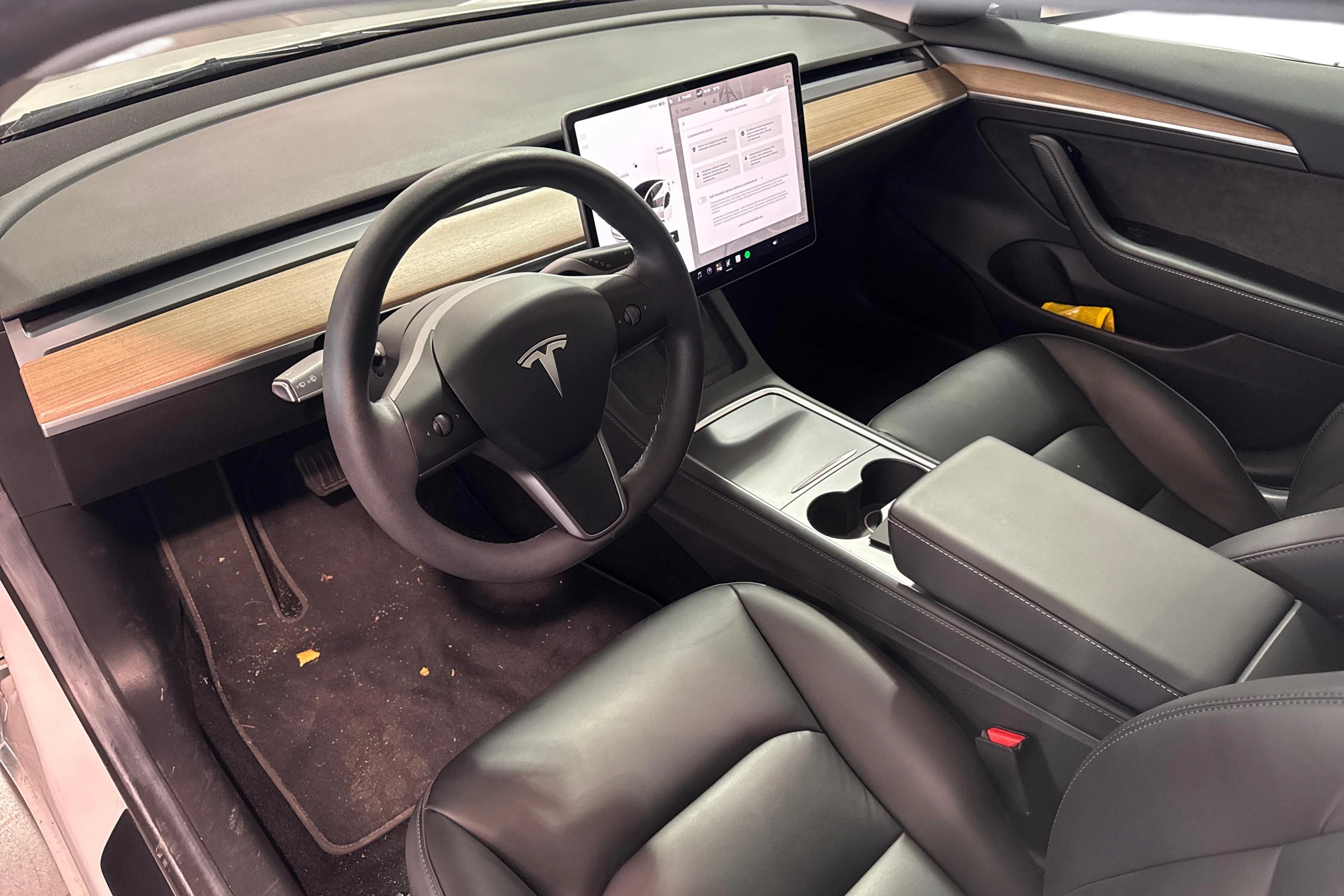 Valkoinen Tesla Model 3 2023 kuva 3.