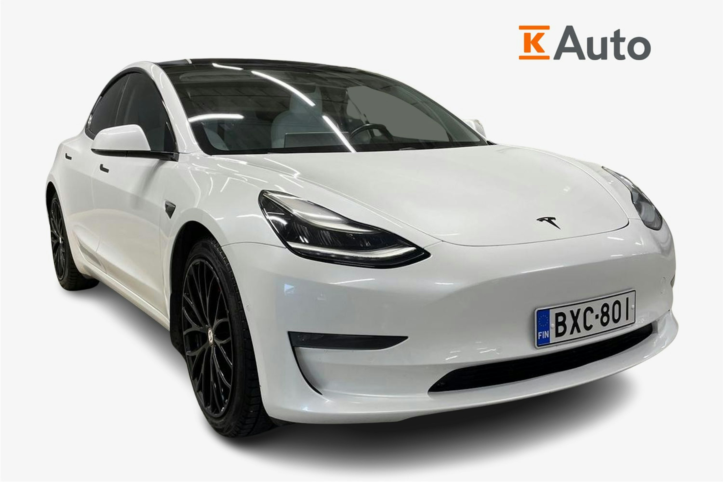 Valkoinen Tesla Model 3 2019 kuva 1.