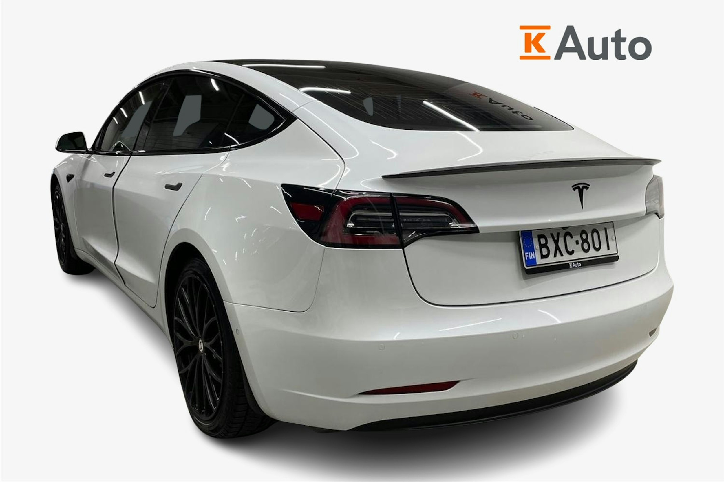 Valkoinen Tesla Model 3 2019 kuva 2.