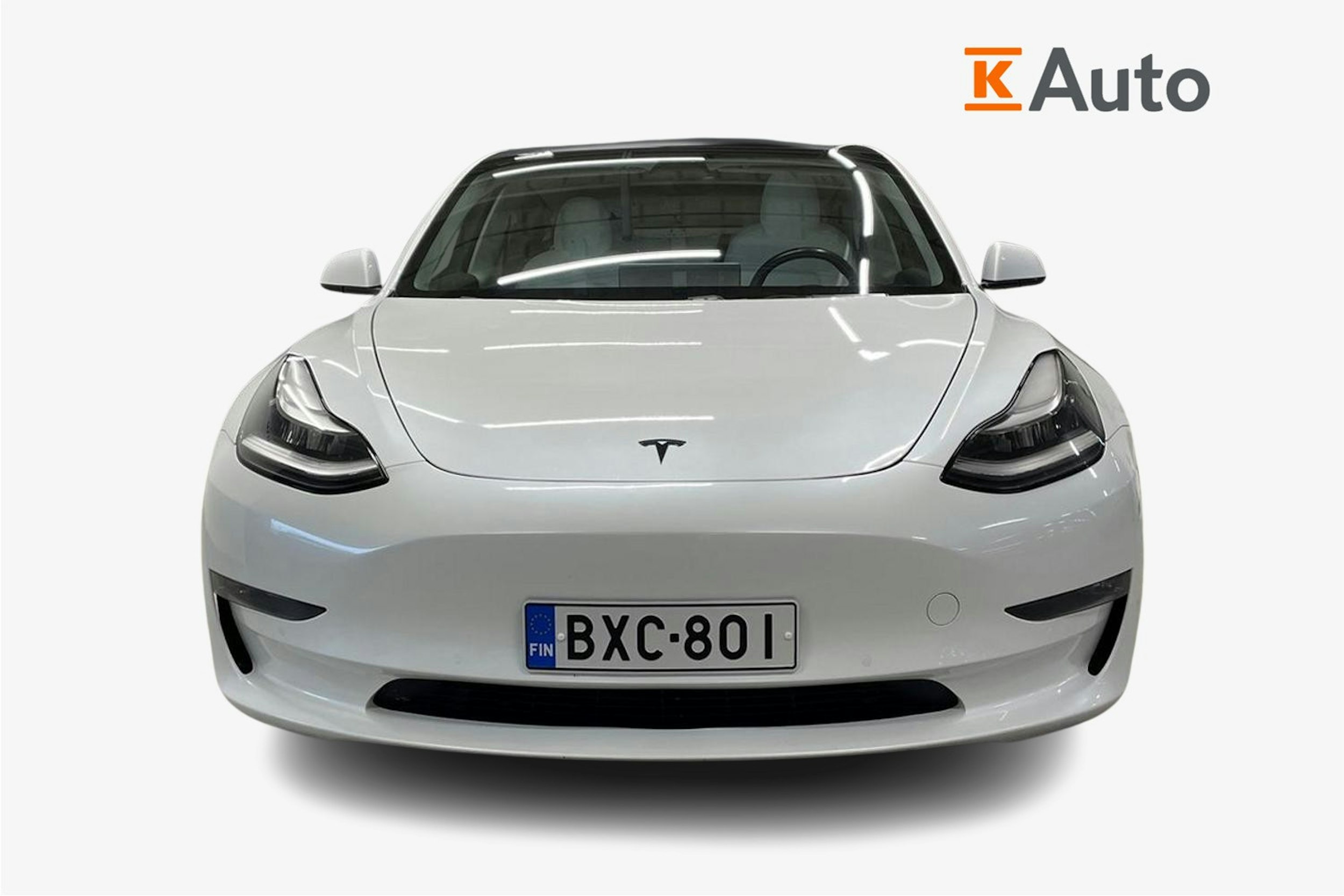 Valkoinen Tesla Model 3 2019 kuva 5.