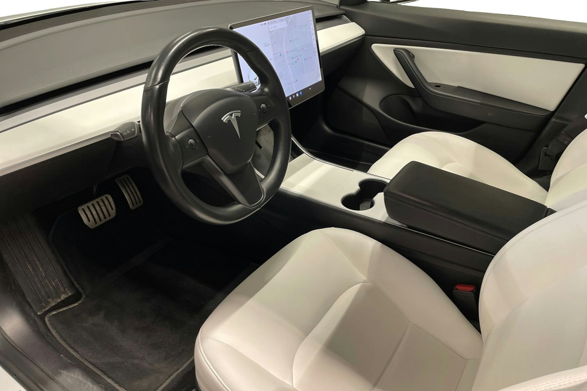 Valkoinen Tesla Model 3 2019 kuva 7.