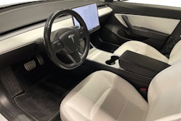 Valkoinen Tesla Model 3 2019 kuva 7.