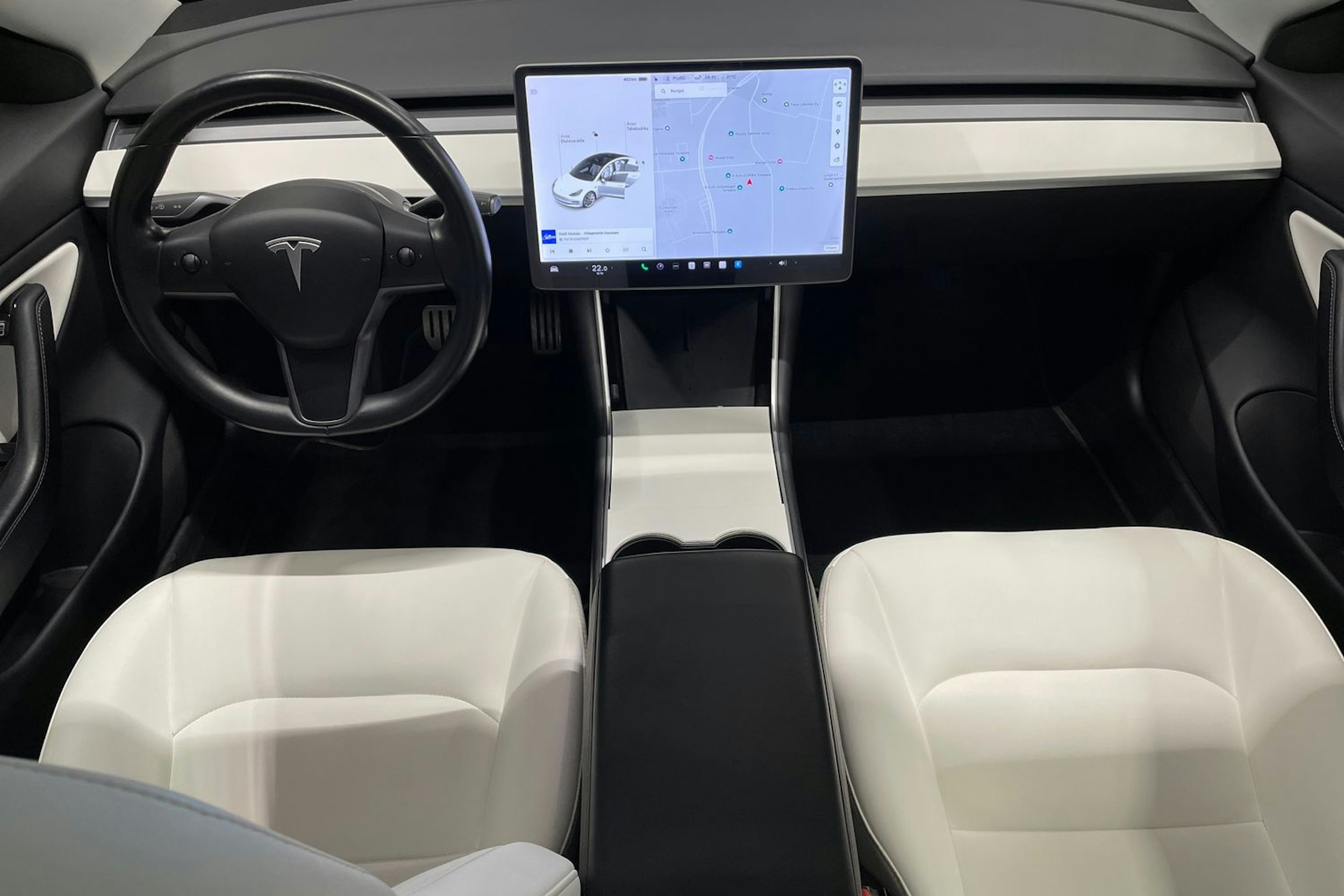 Valkoinen Tesla Model 3 2019 kuva 9.