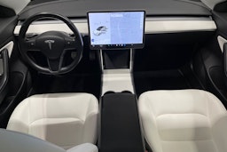Valkoinen Tesla Model 3 2019 kuva 9.