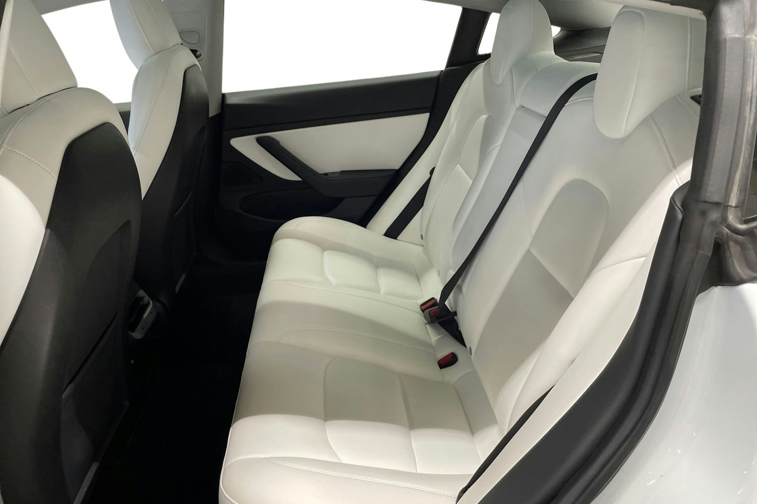 Valkoinen Tesla Model 3 2019 kuva 10.