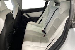 Valkoinen Tesla Model 3 2019 kuva 10.