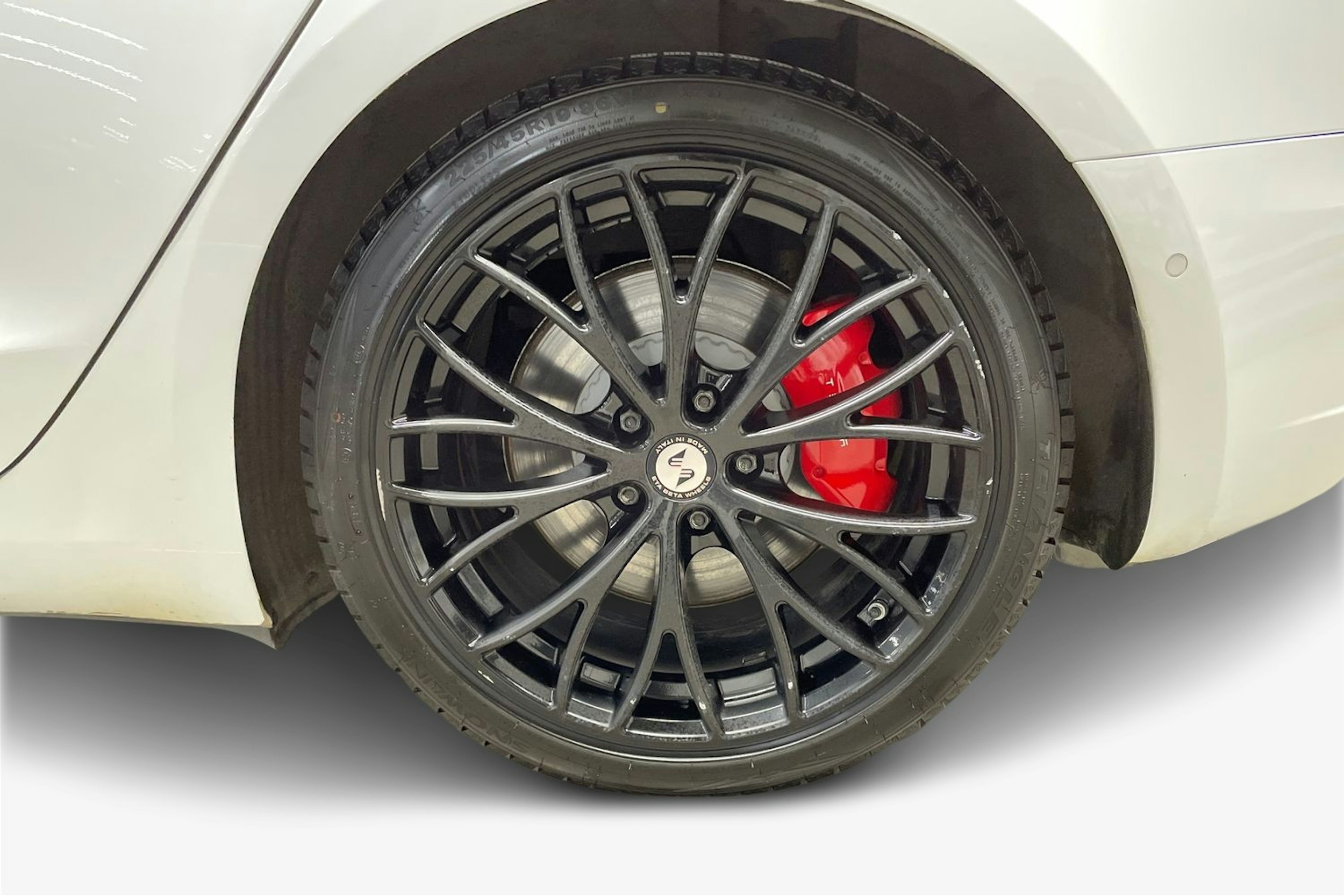 Valkoinen Tesla Model 3 2019 kuva 11.