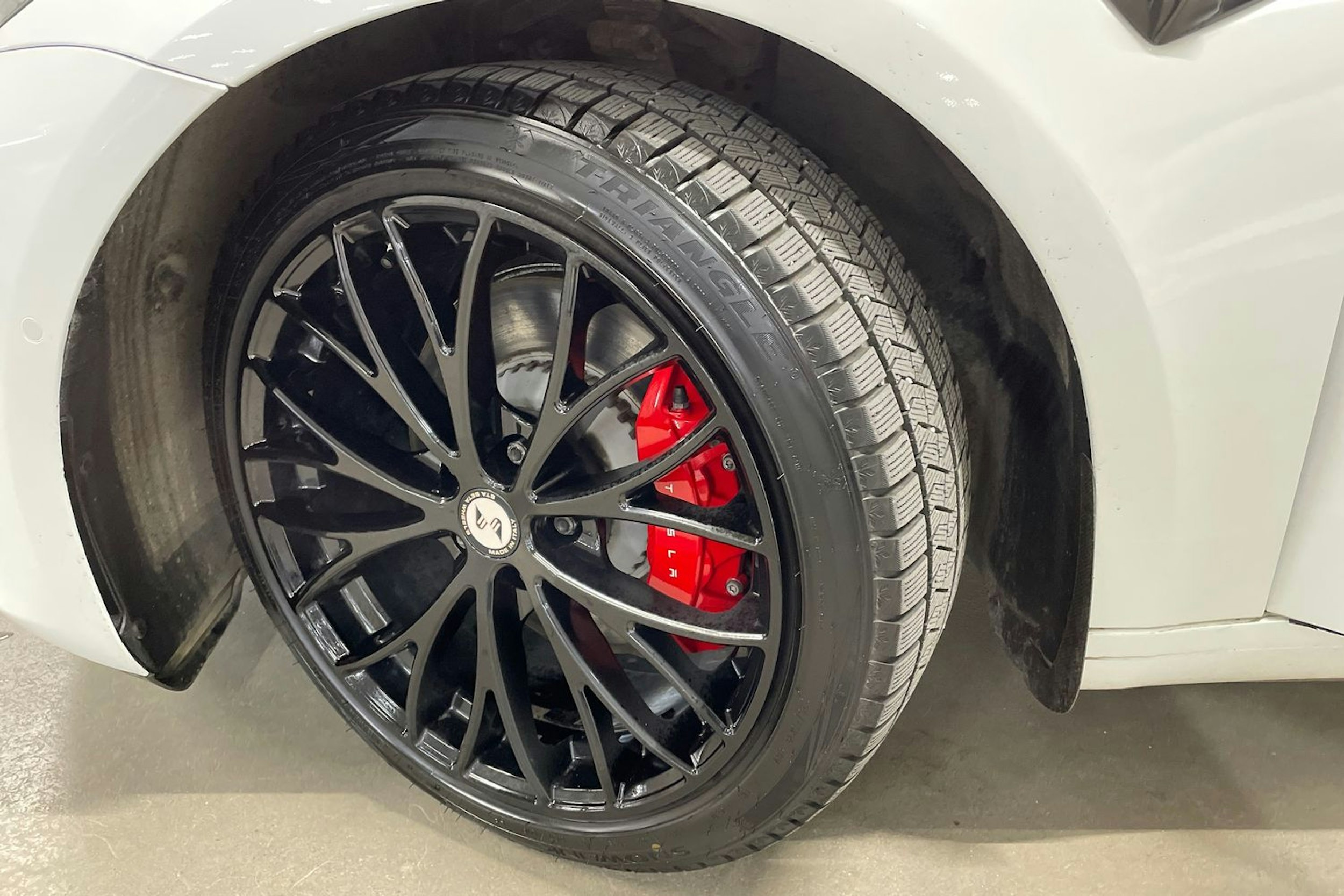 Valkoinen Tesla Model 3 2019 kuva 13.