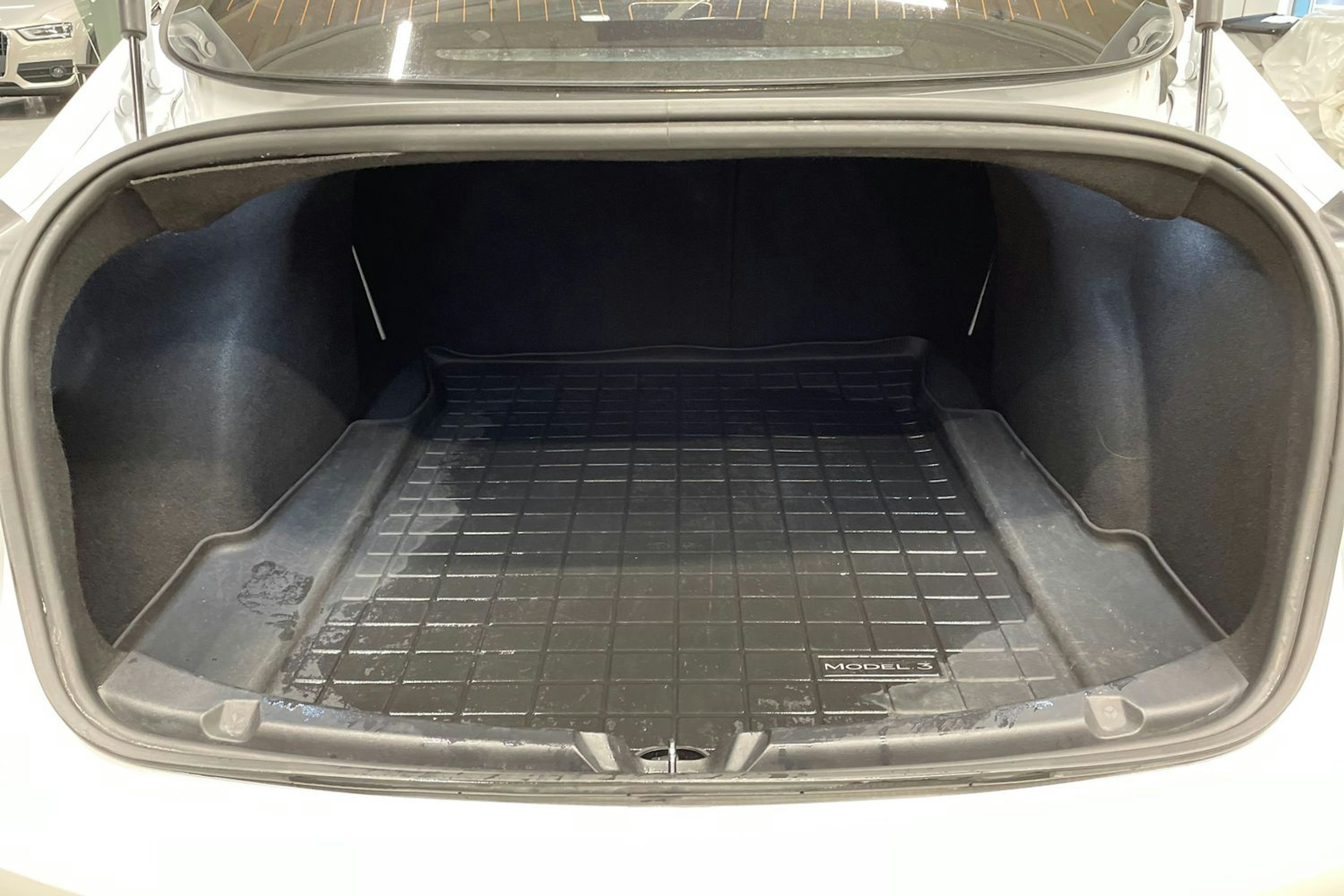 Valkoinen Tesla Model 3 2019 kuva 14.