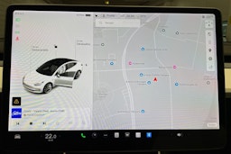 Valkoinen Tesla Model 3 2019 kuva 16.