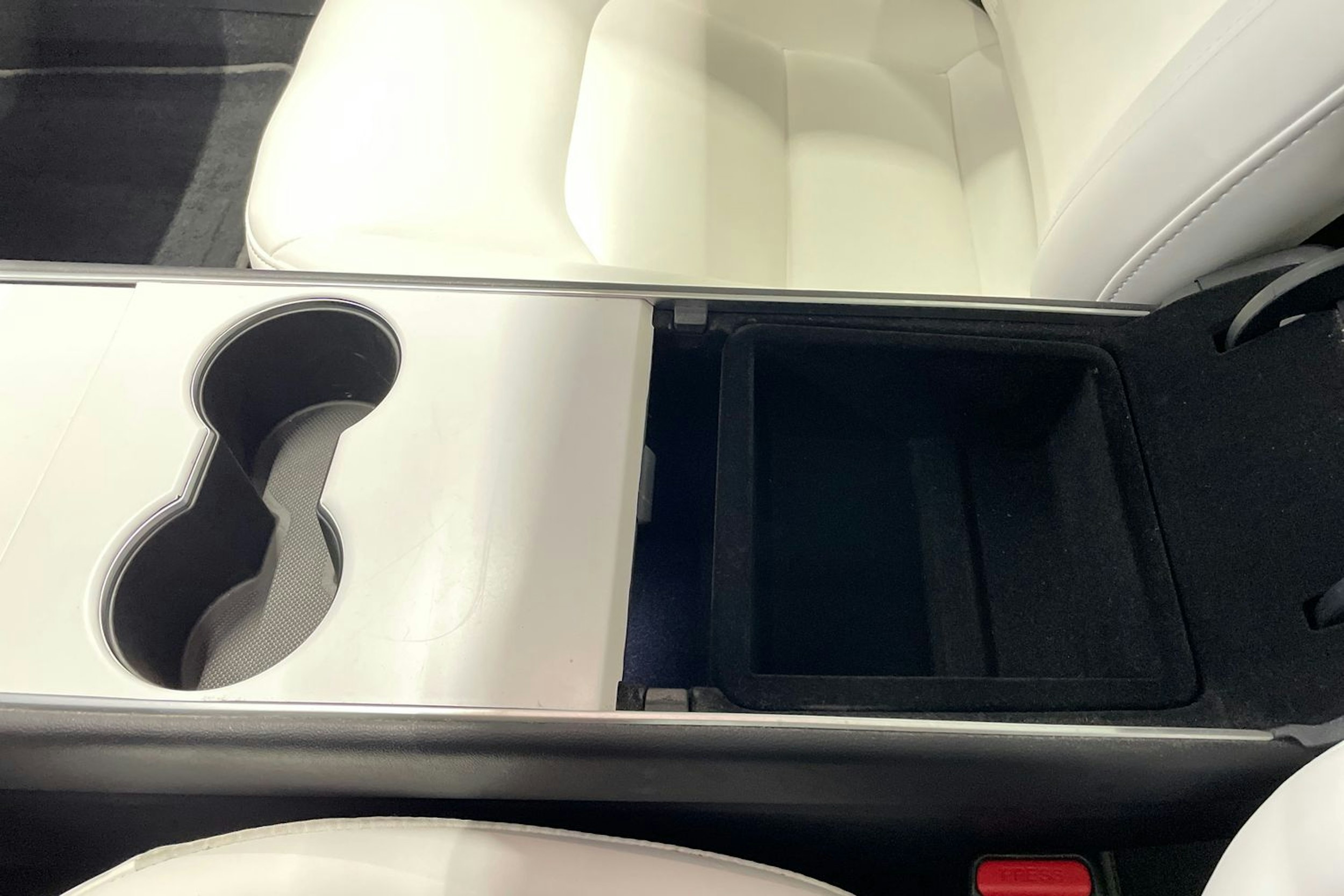 Valkoinen Tesla Model 3 2019 kuva 19.