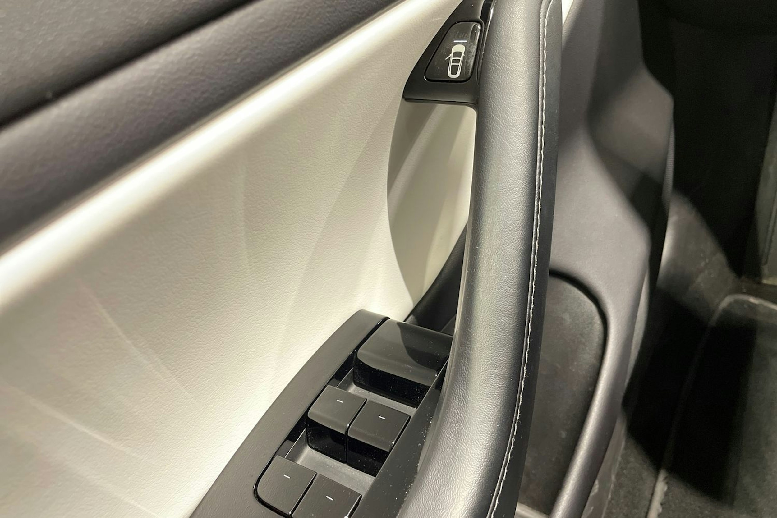 Valkoinen Tesla Model 3 2019 kuva 20.