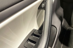 Valkoinen Tesla Model 3 2019 kuva 20.