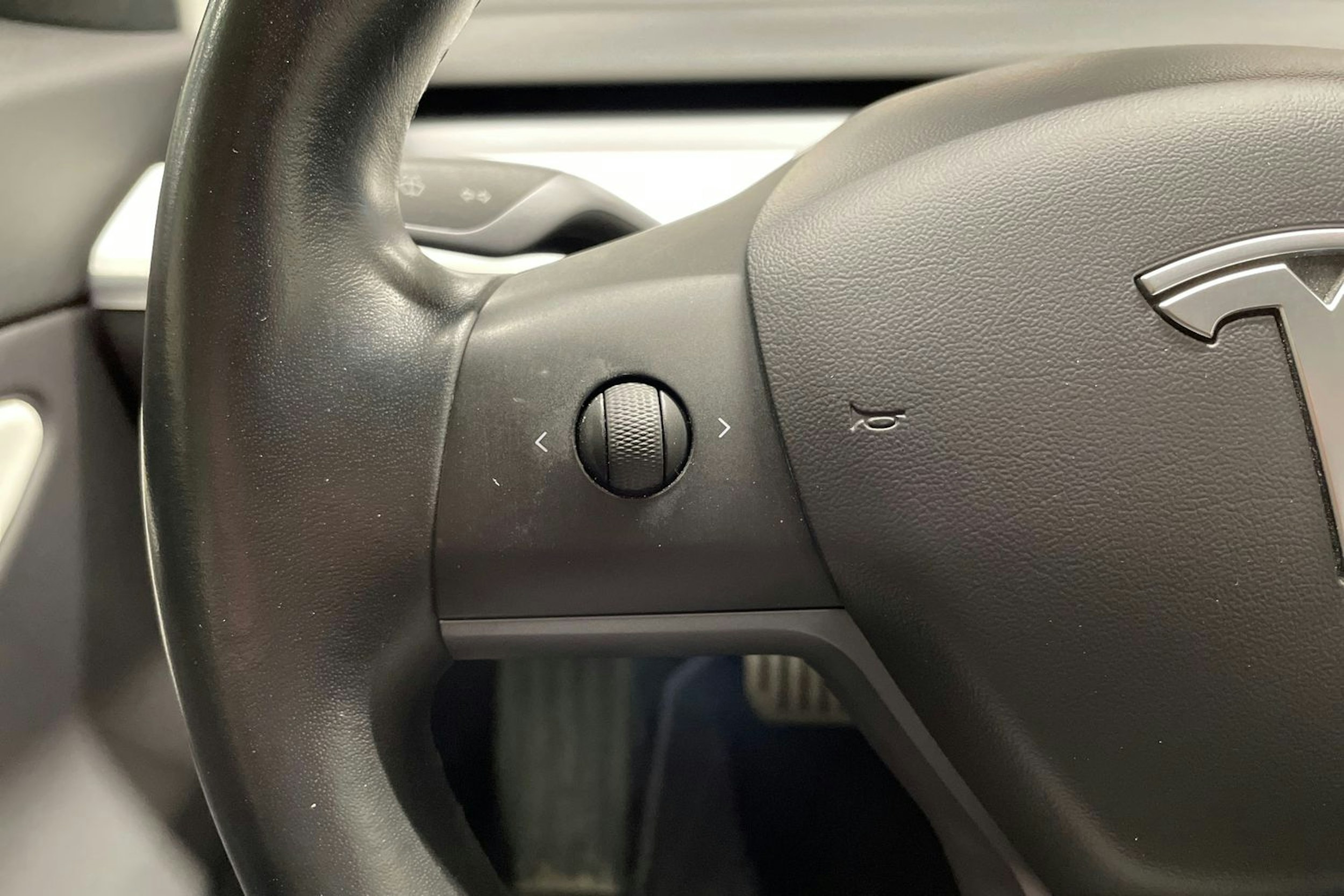Valkoinen Tesla Model 3 2019 kuva 21.