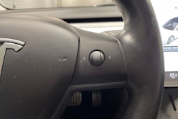 Valkoinen Tesla Model 3 2019 kuva 22.