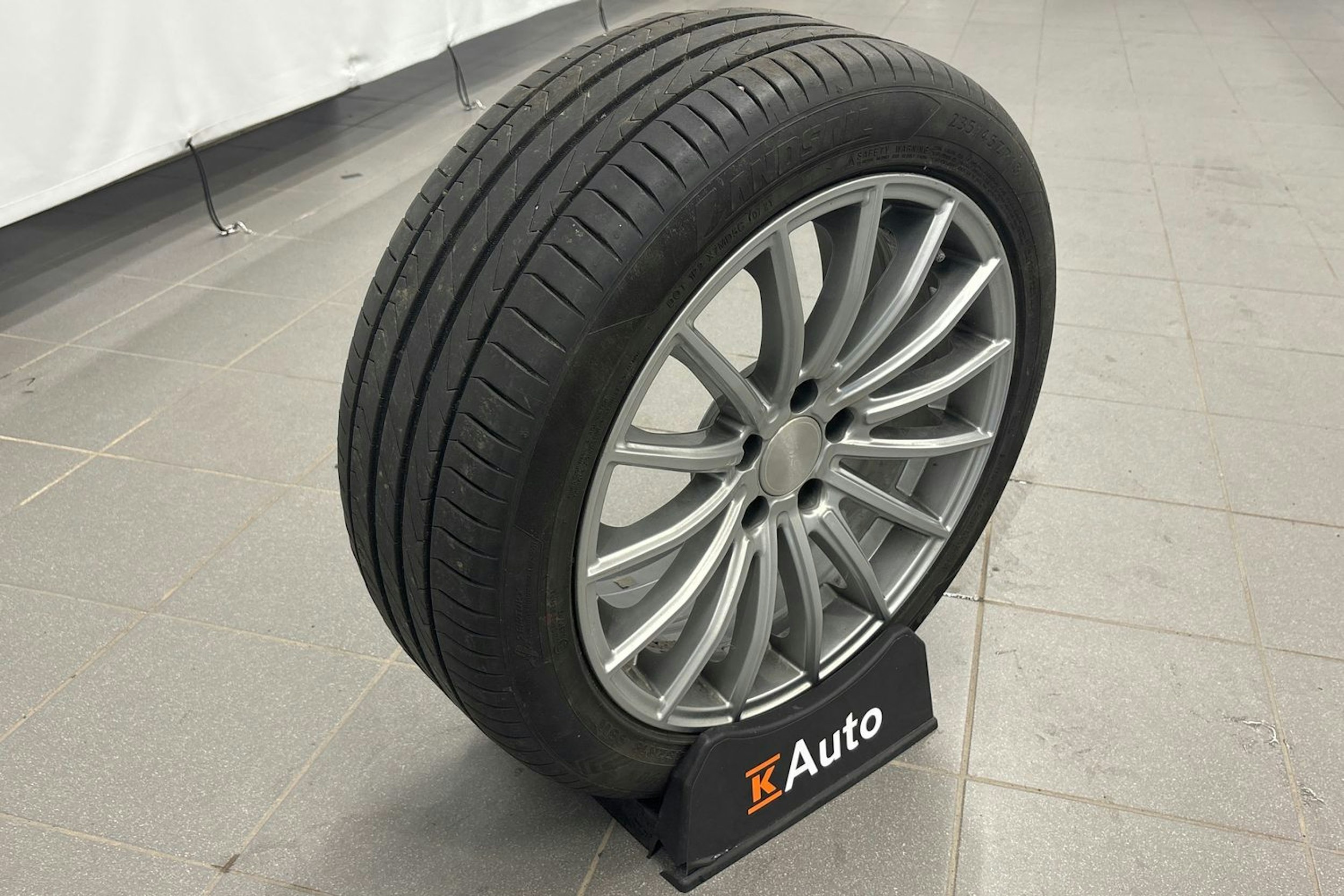 valkoinen Tesla Model 3 2019 kuva 24.
