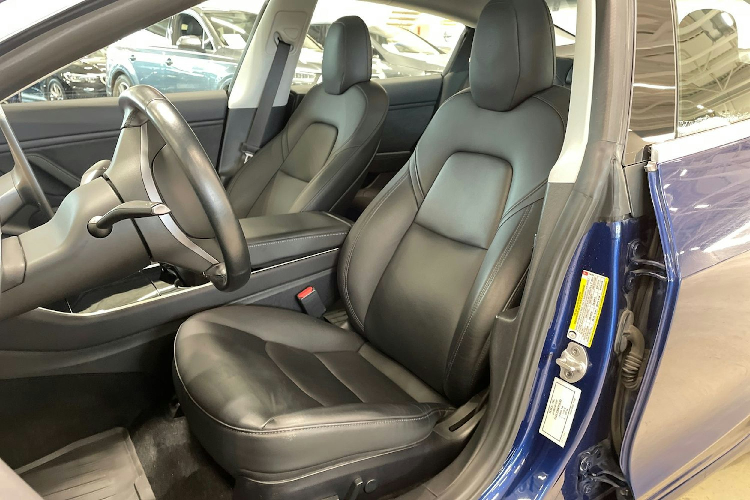 sininen Tesla Model 3 2019 kuva 14.
