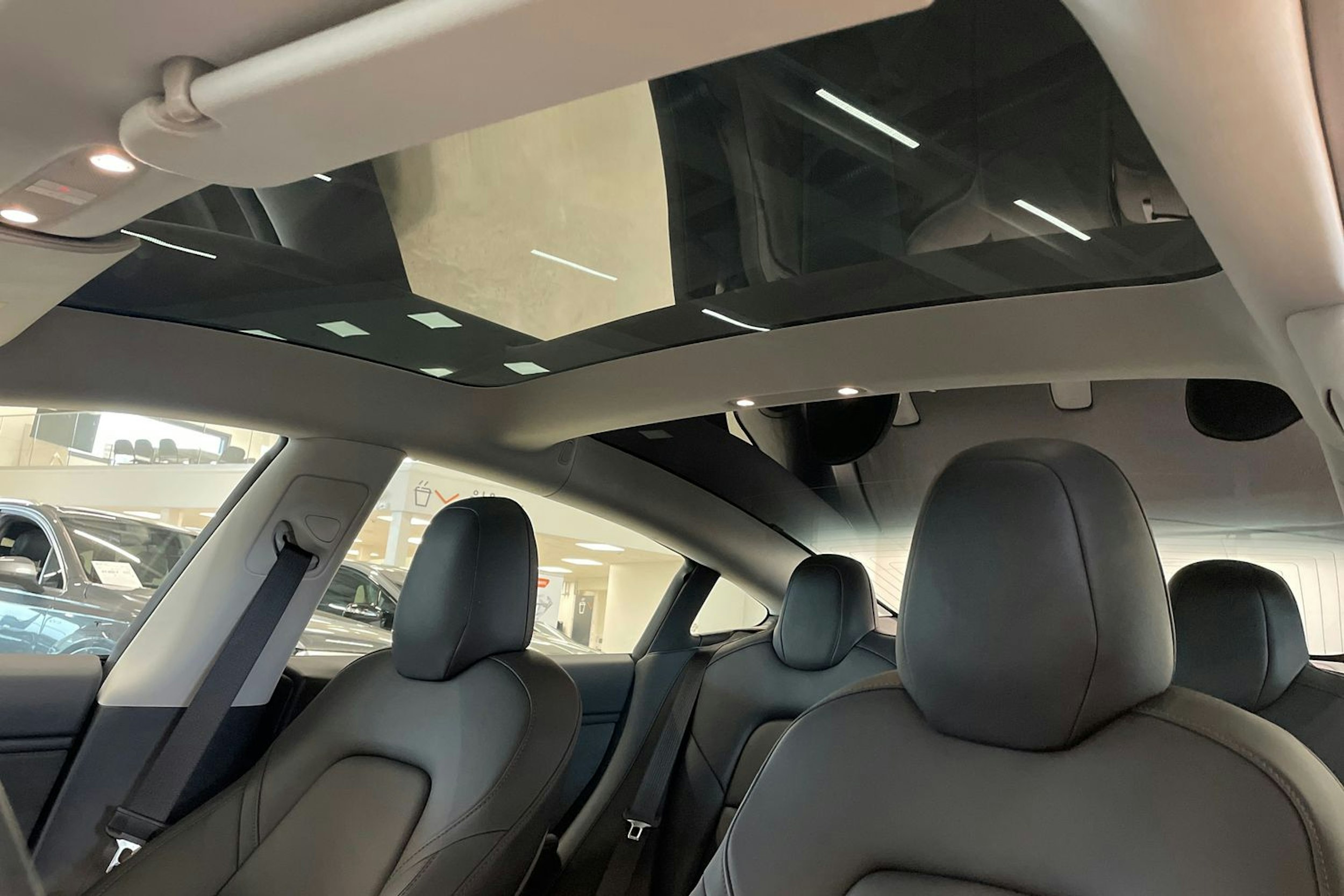 sininen Tesla Model 3 2019 kuva 15.