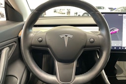 sininen Tesla Model 3 2019 kuva 17.