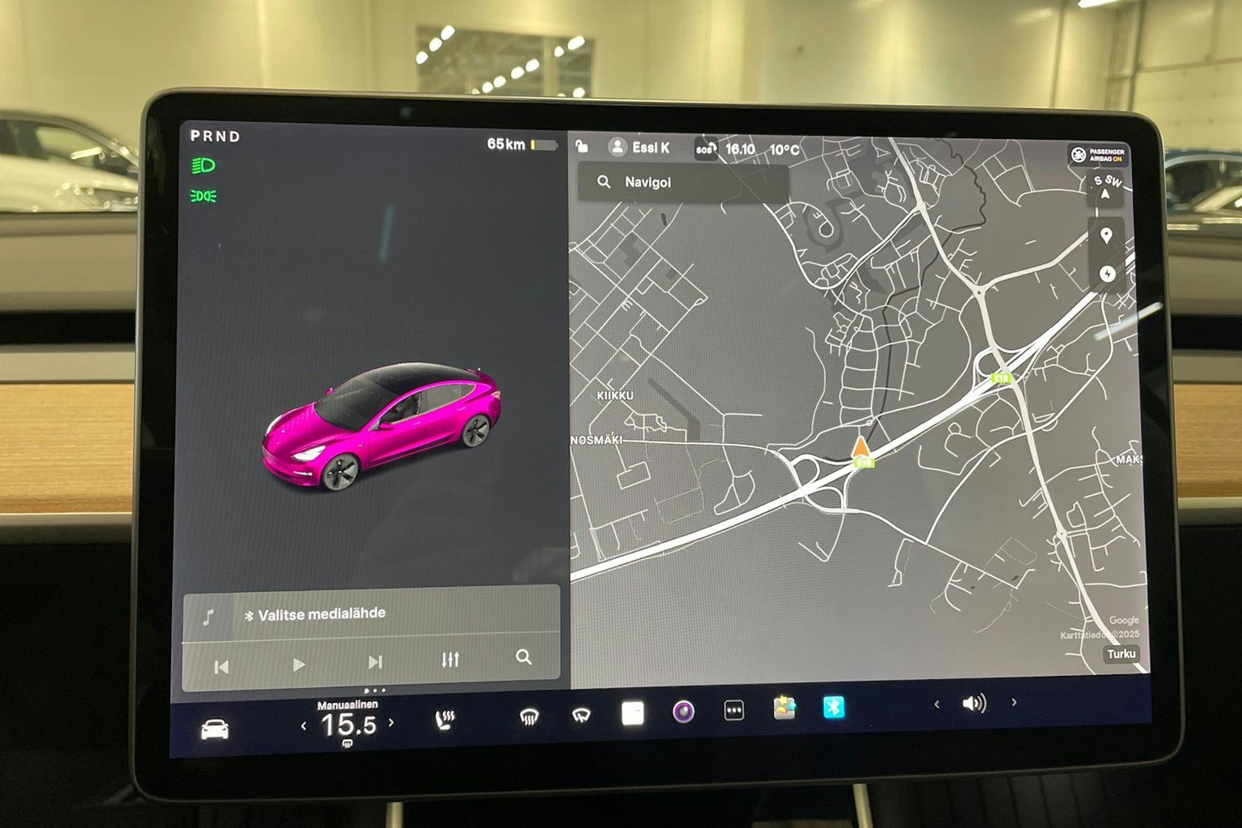 sininen Tesla Model 3 2019 kuva 18.