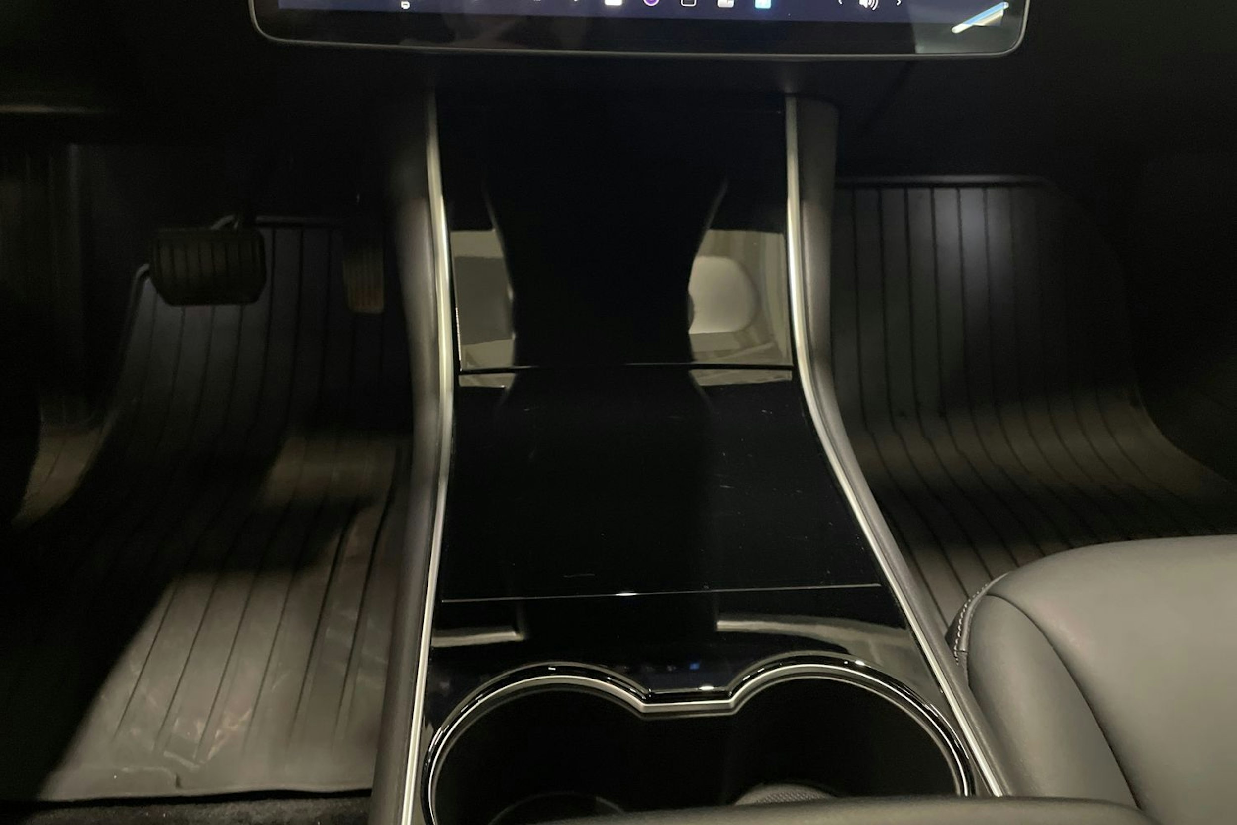 sininen Tesla Model 3 2019 kuva 21.