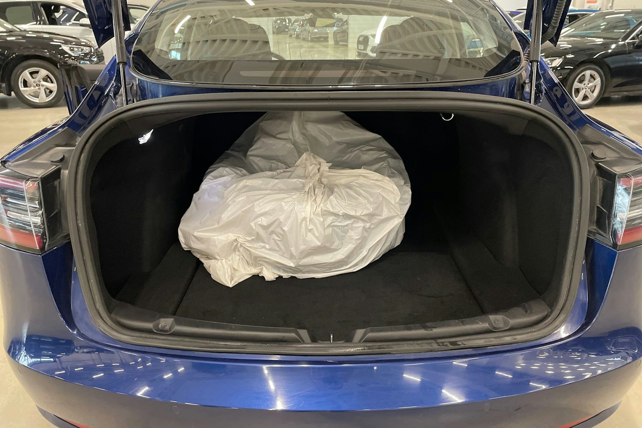 sininen Tesla Model 3 2019 kuva 23.