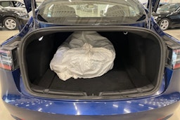 sininen Tesla Model 3 2019 kuva 23.