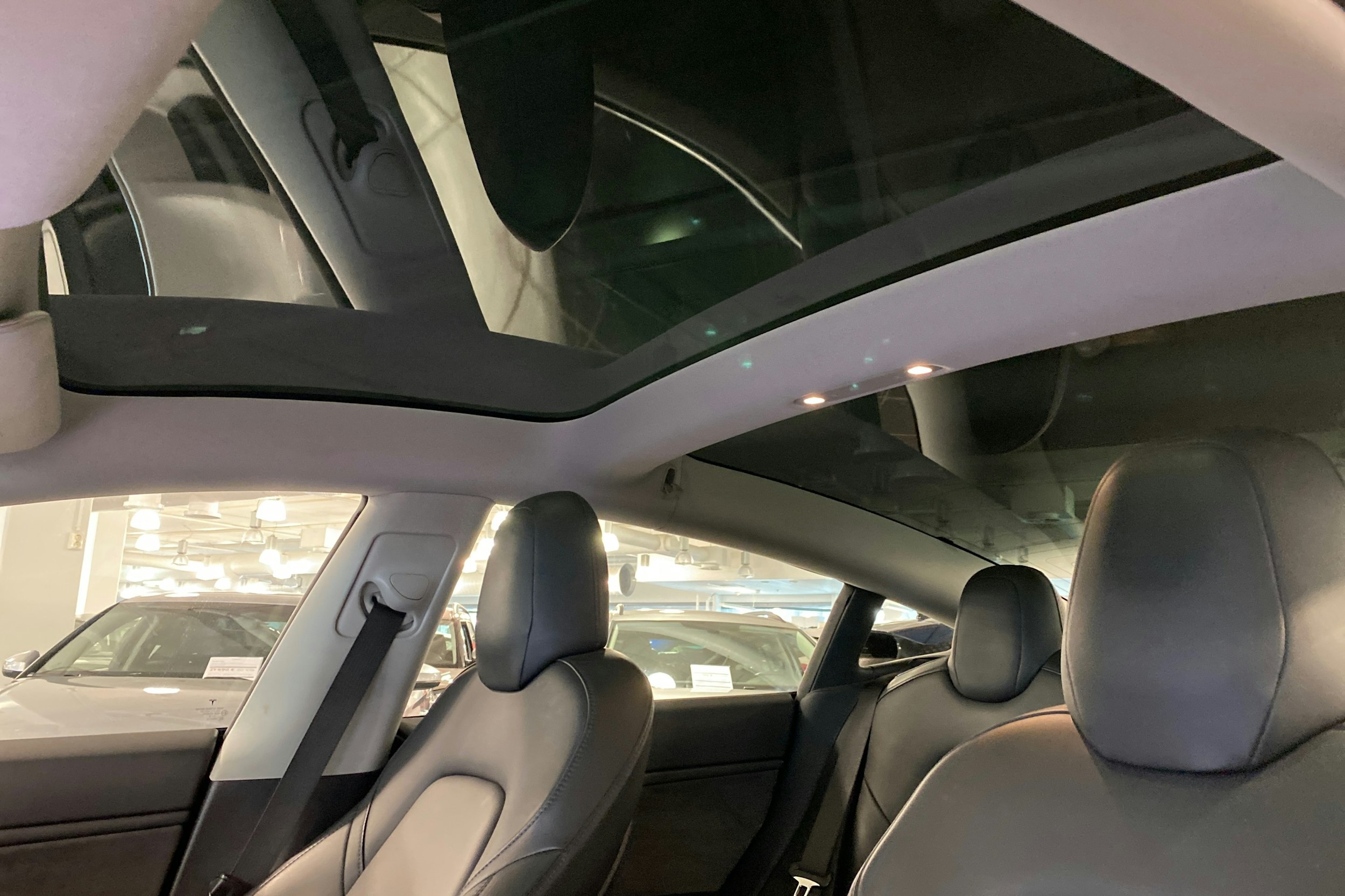 harmaa Tesla Model 3 2019 kuva 16.