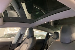 harmaa Tesla Model 3 2019 kuva 16.