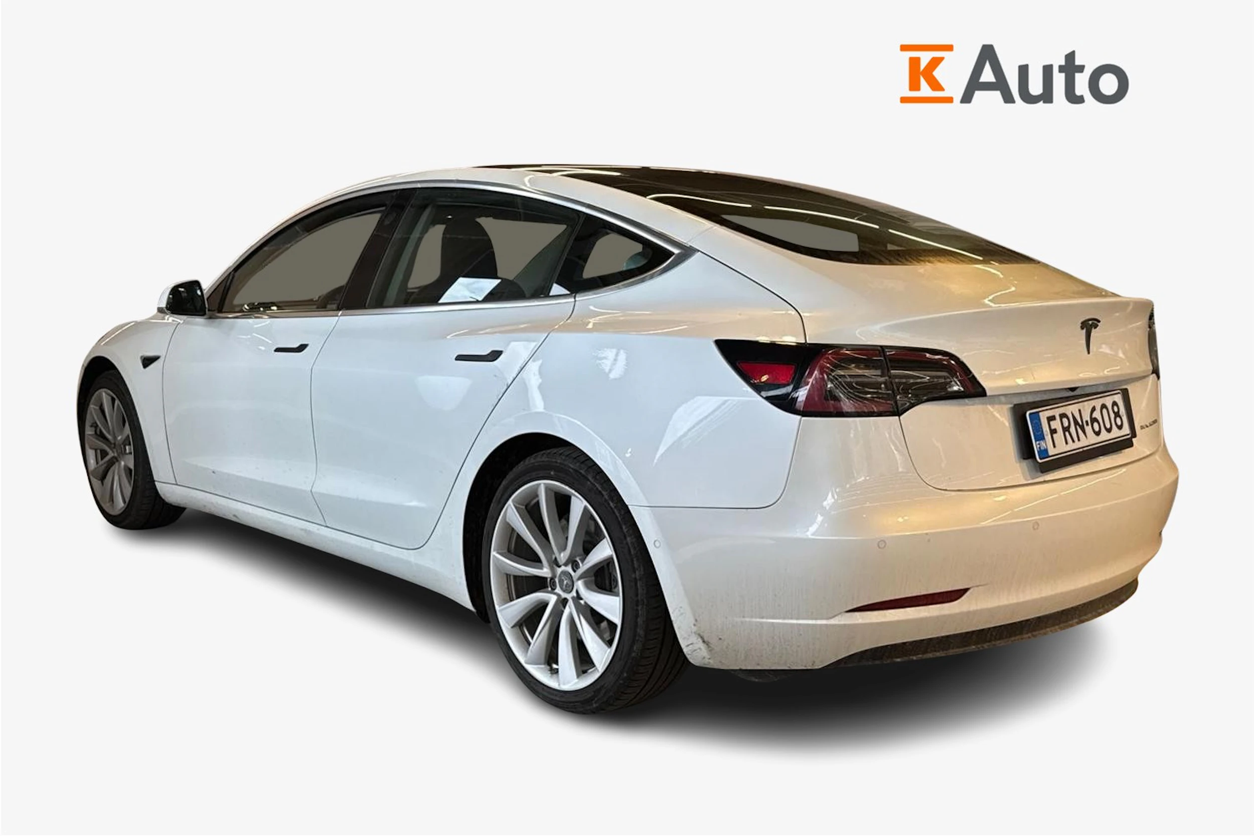 valkoinen Tesla Model 3 2019 kuva 2.