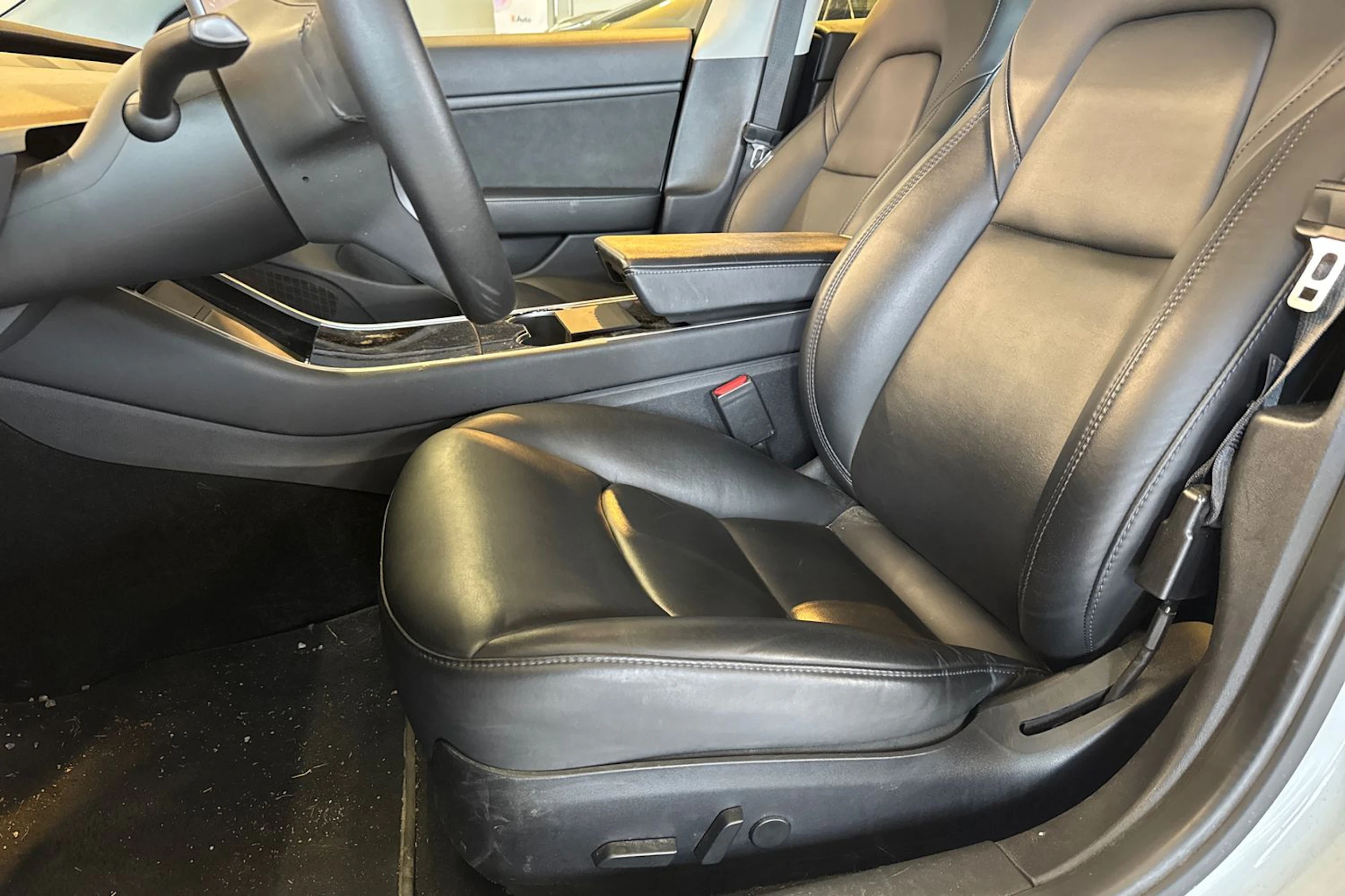 valkoinen Tesla Model 3 2019 kuva 4.