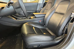valkoinen Tesla Model 3 2019 kuva 4.