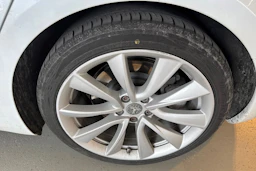valkoinen Tesla Model 3 2019 kuva 6.