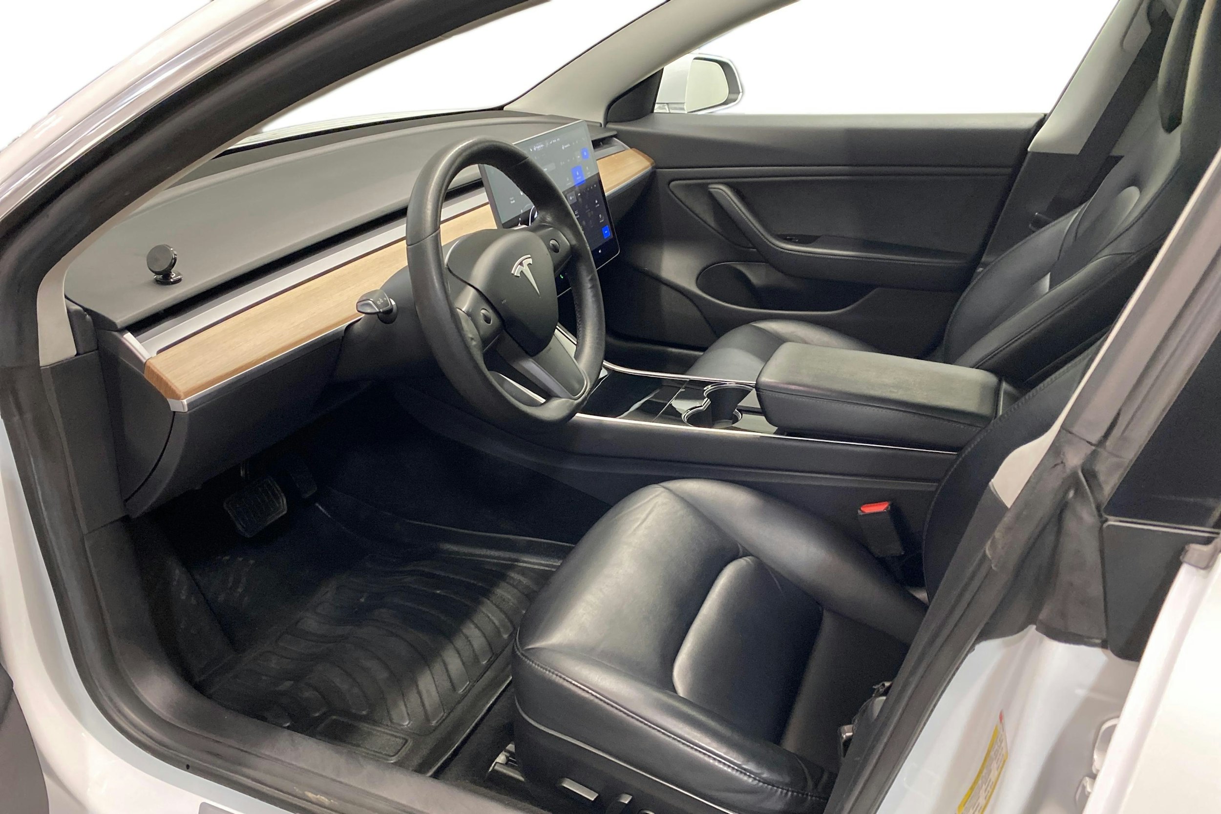 Valkoinen Tesla Model 3 2019 kuva 7.