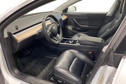 Valkoinen Tesla Model 3 2019 kuva 7.