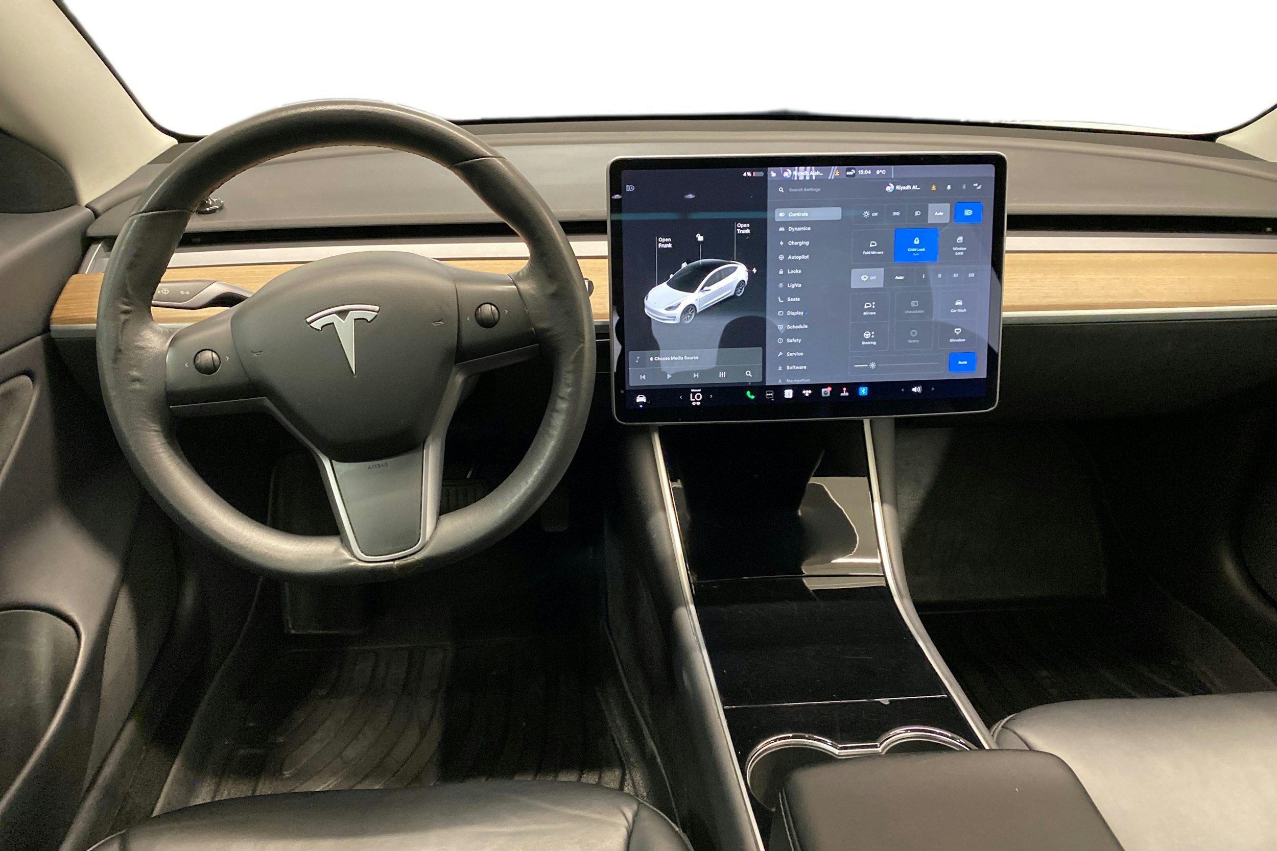 Valkoinen Tesla Model 3 2019 kuva 9.