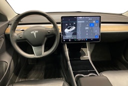 Valkoinen Tesla Model 3 2019 kuva 9.