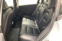 Valkoinen Tesla Model 3 2019 kuva 10.