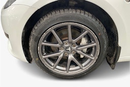 Valkoinen Tesla Model 3 2019 kuva 11.