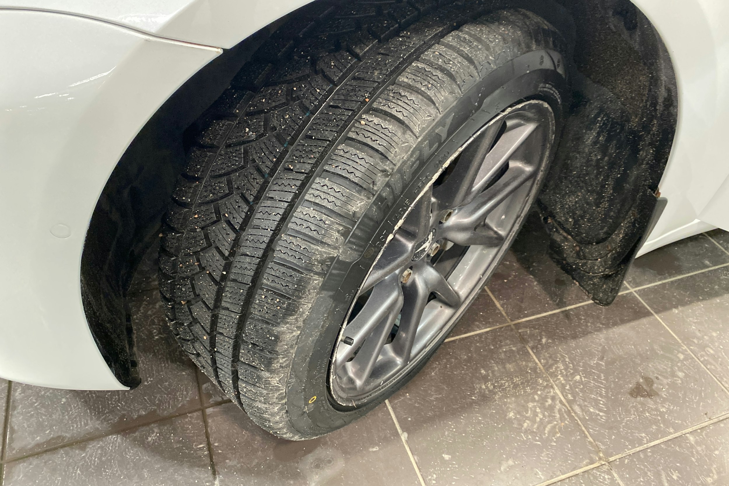 Valkoinen Tesla Model 3 2019 kuva 13.