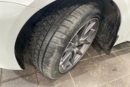 Valkoinen Tesla Model 3 2019 kuva 13.