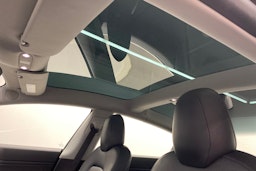 Valkoinen Tesla Model 3 2019 kuva 15.