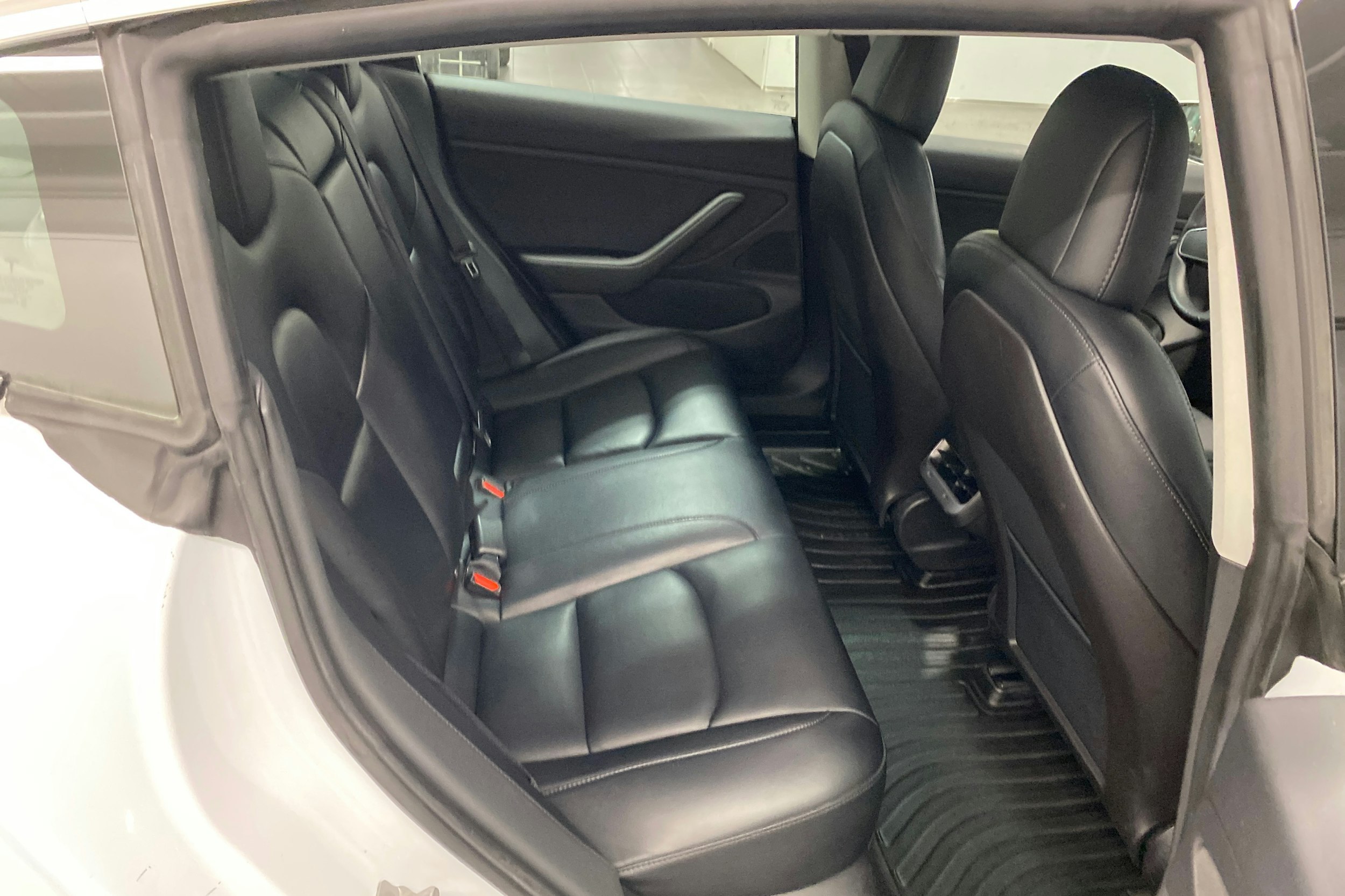 Valkoinen Tesla Model 3 2019 kuva 16.