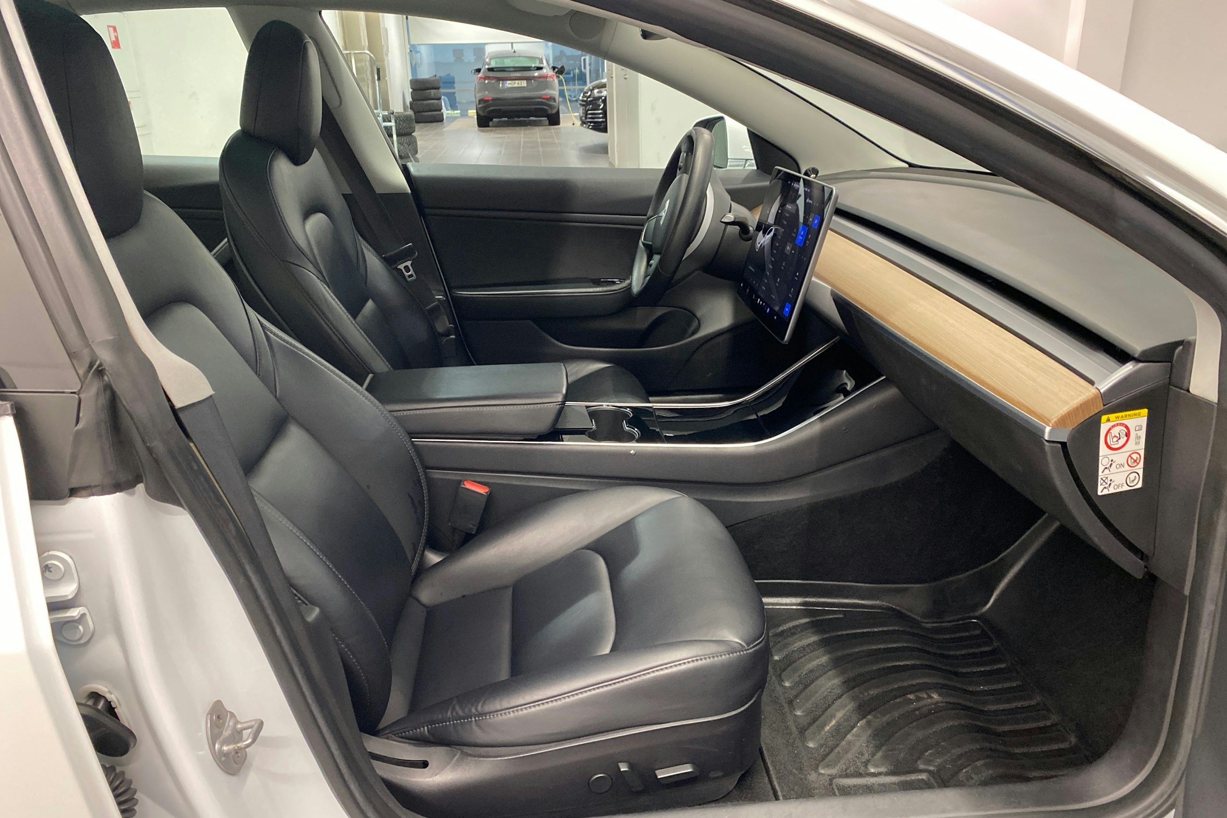 Valkoinen Tesla Model 3 2019 kuva 17.