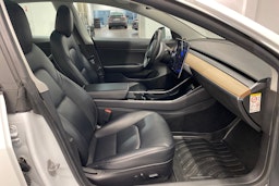 Valkoinen Tesla Model 3 2019 kuva 17.