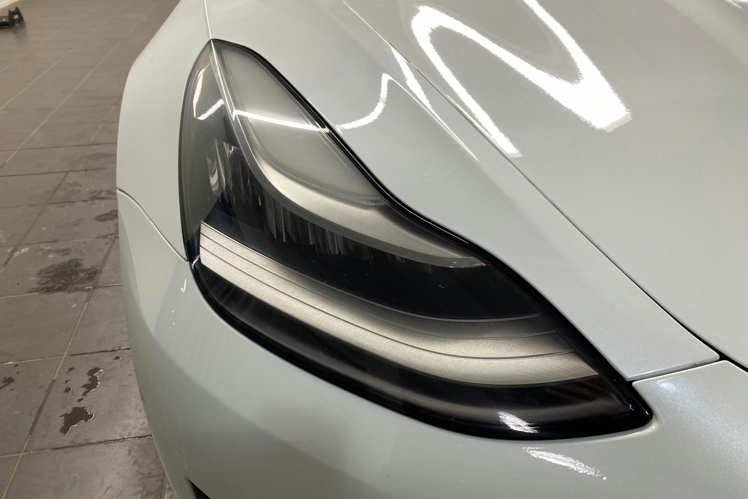 Valkoinen Tesla Model 3 2019 kuva 18.