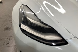 Valkoinen Tesla Model 3 2019 kuva 18.