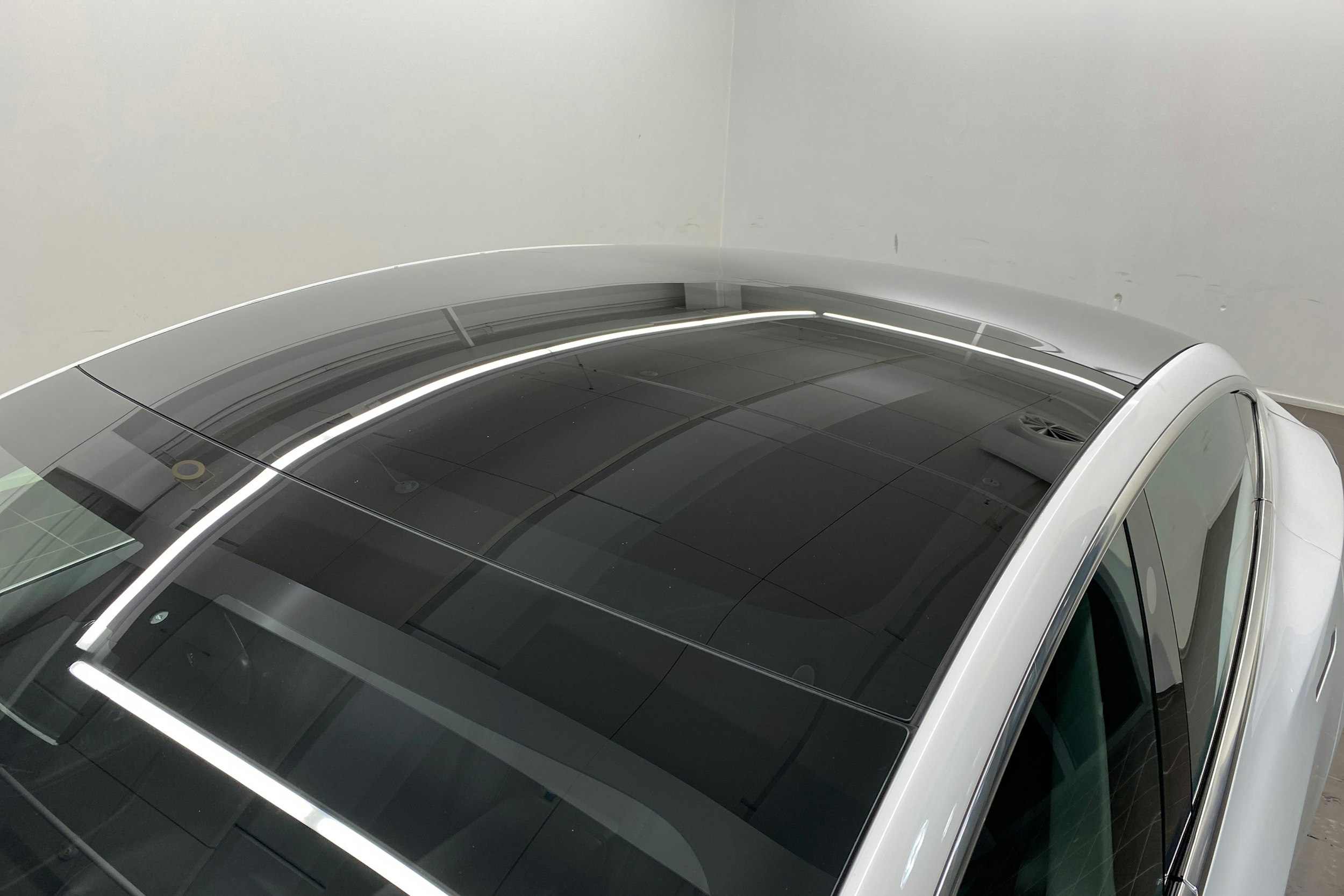 Valkoinen Tesla Model 3 2019 kuva 19.