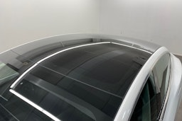 Valkoinen Tesla Model 3 2019 kuva 19.