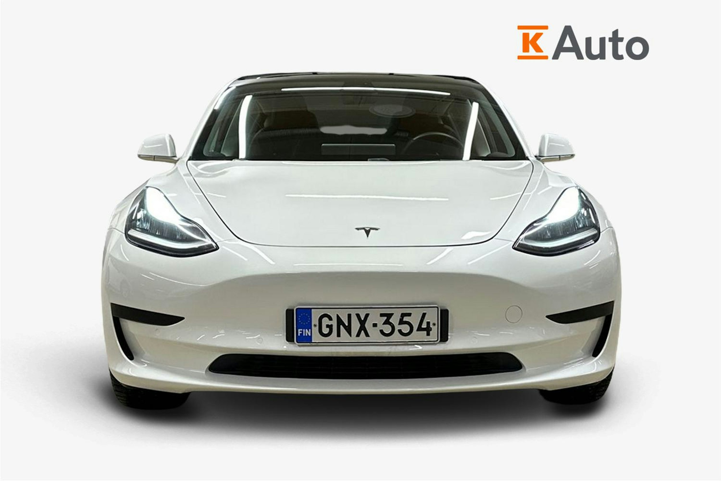 valkoinen Tesla Model 3 2019 kuva 4.